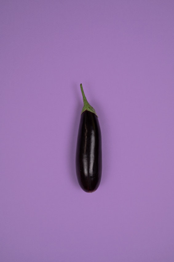 erotische Geschichte Das Rollenspiel Schwarze Aubergine vor lila Hintergrund, Das Rollenspiel