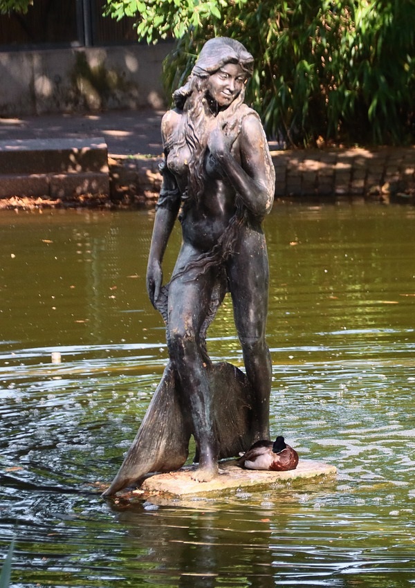 erotische Geschichte Schwimmen belebt Schwimmen belebt, Bronzestatue nackte Frau steht im See